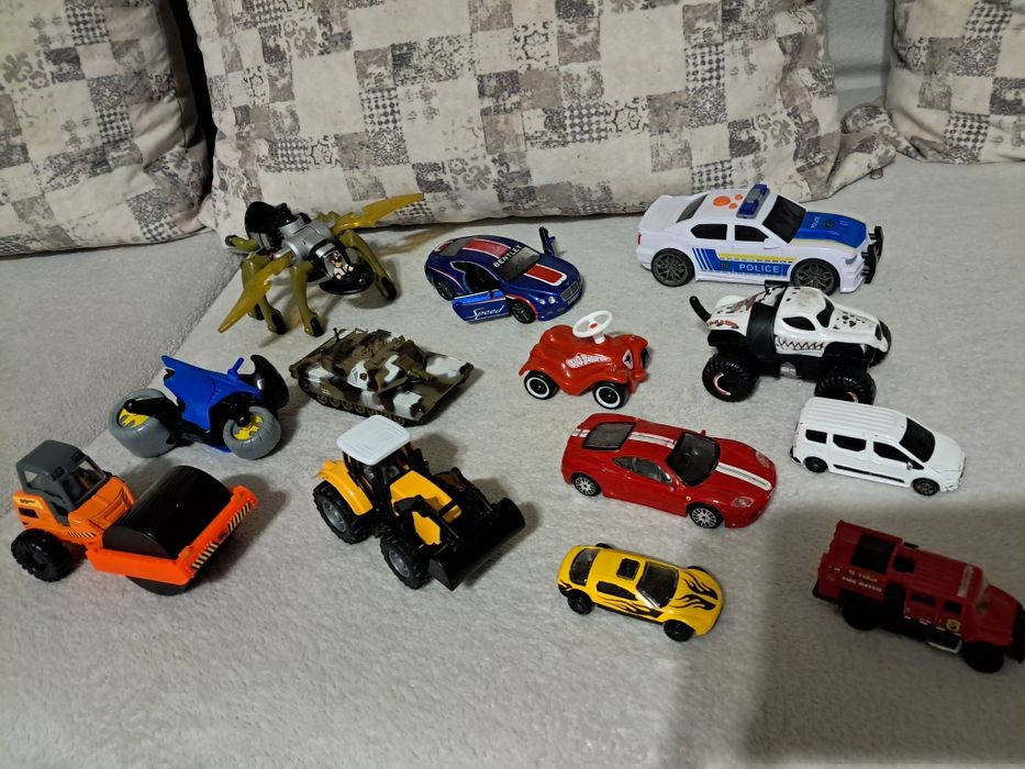 Lot mașinuțe jucărie diferite dimensiuni, din metal și plastic