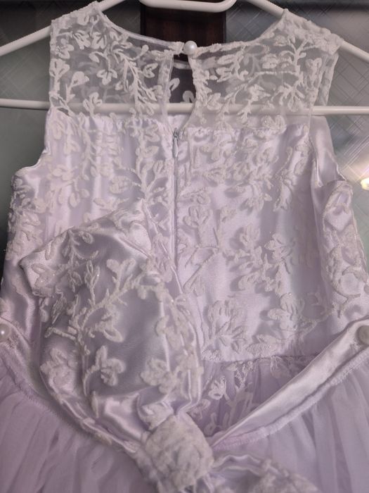 Rochie alba cu trena potrivită pentru micile domnișoare de onoare