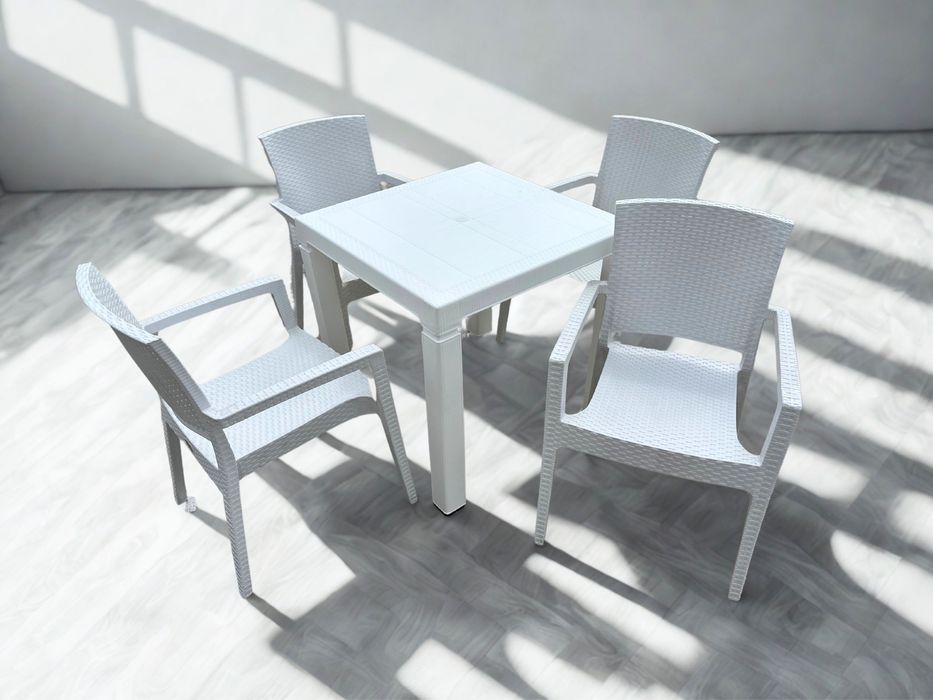 Комплект маса с 4 стола – за градина, балкон или заведение