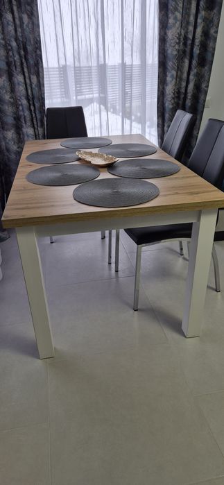 Vând masa extensibila cu 6 scaune