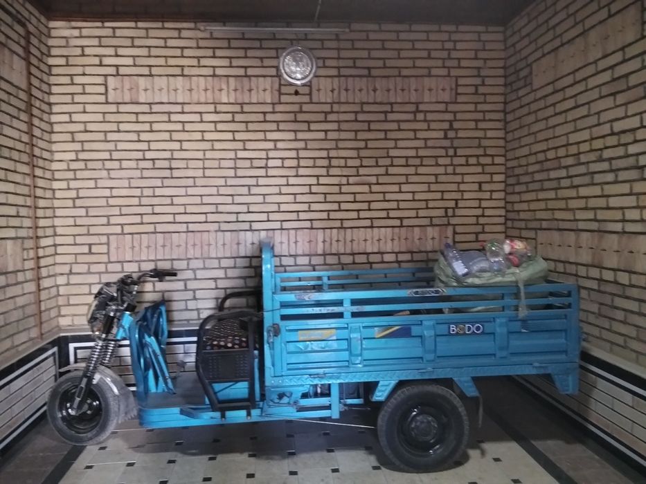 Elektron yuk tashuvchi mototsikl