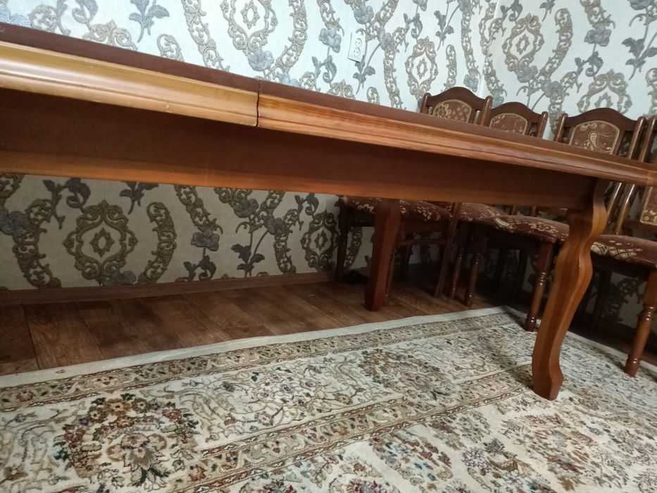 Стол для зали или гостевой