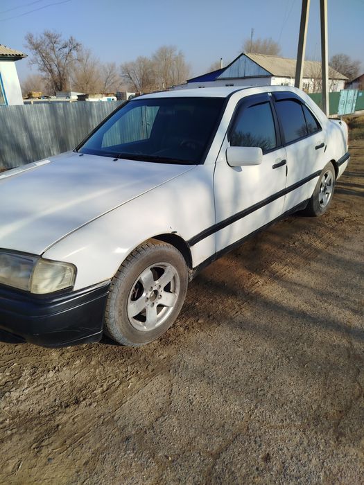 Машина Мерседес бенз C202