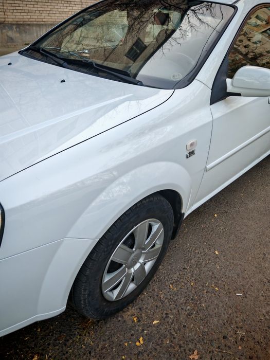 Lacetti 1.6   3-позиция 2013 год. Белая. В отличном  состоянии