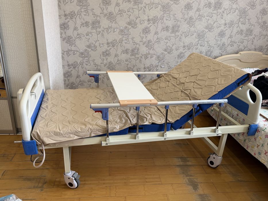 Медицинская кровать с матрасом