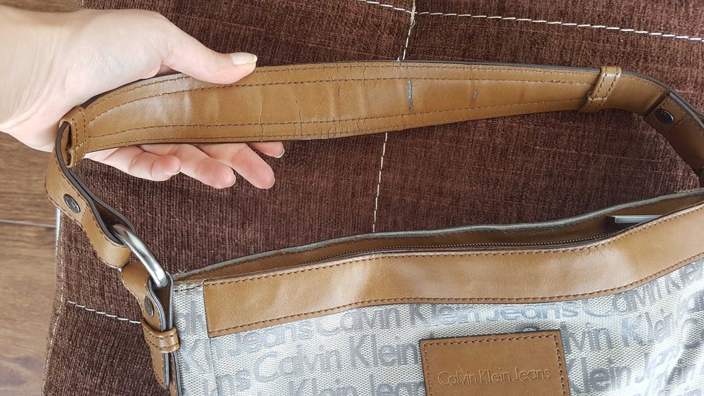 Ежедневна чанта - сива с надпис Сalvin Кlein, с кафява дръжка