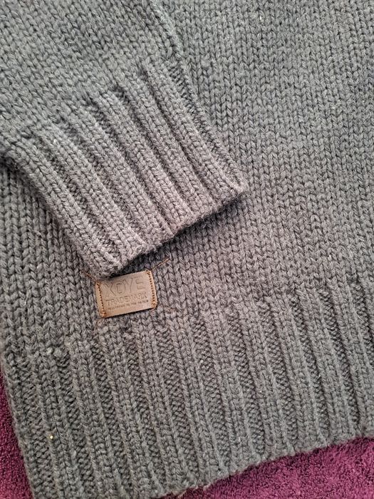 Два мъжки пуловера