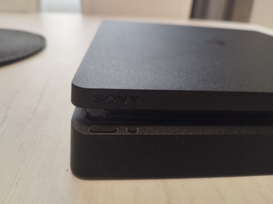 Продавам PlayStation 4