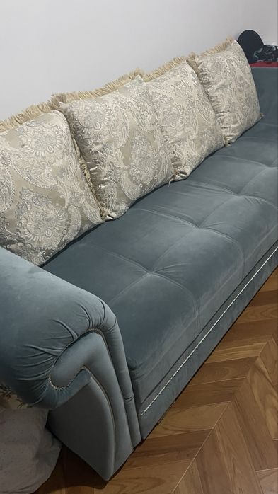 Диван с подушками