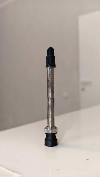 Ниппель на бескамерных колес