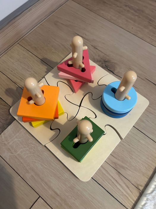 Дървен пъзел HaPe International - с фигури за нанизване