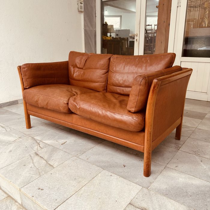 Двуместен  датски диван естествена кожа с масивна дървена конструкция