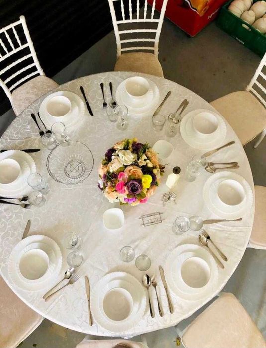 Inchiriez cort,mese,scaune,vesela,aranjamente florale pentru eveniment