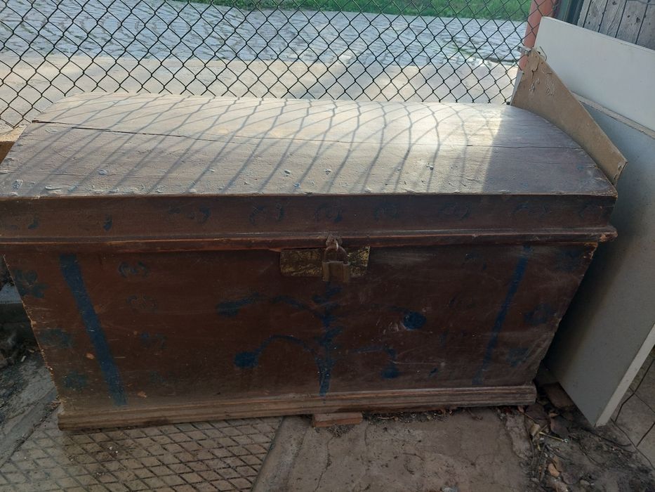 Старинна  ракла от дърво