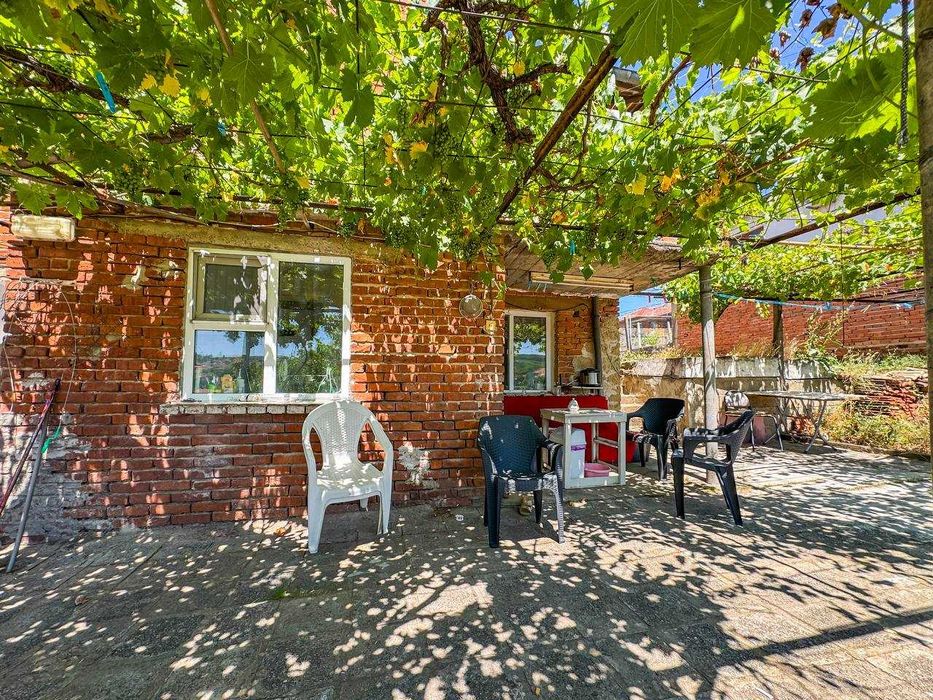 Двуетажна къща с двор в центъра на град Средец, област Бургас