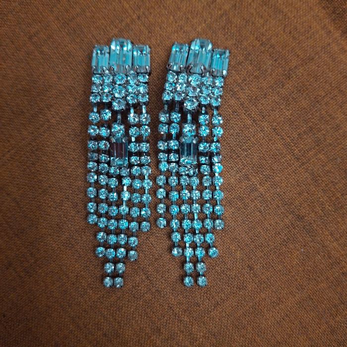 Винтидж бижута с бели кристали: колие, обеци с клипс и дълги обеци.