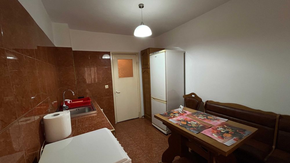 Închiriez apartament 3 camere