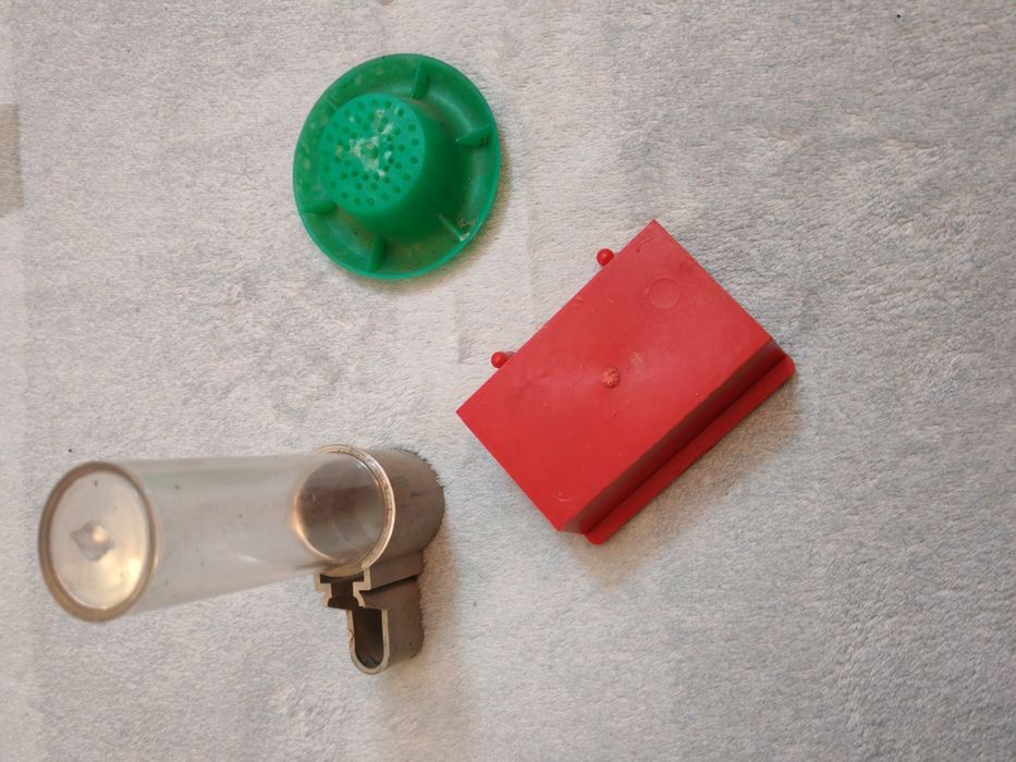 Поилки, хранилки и др за пойни птици, зоо магазини.