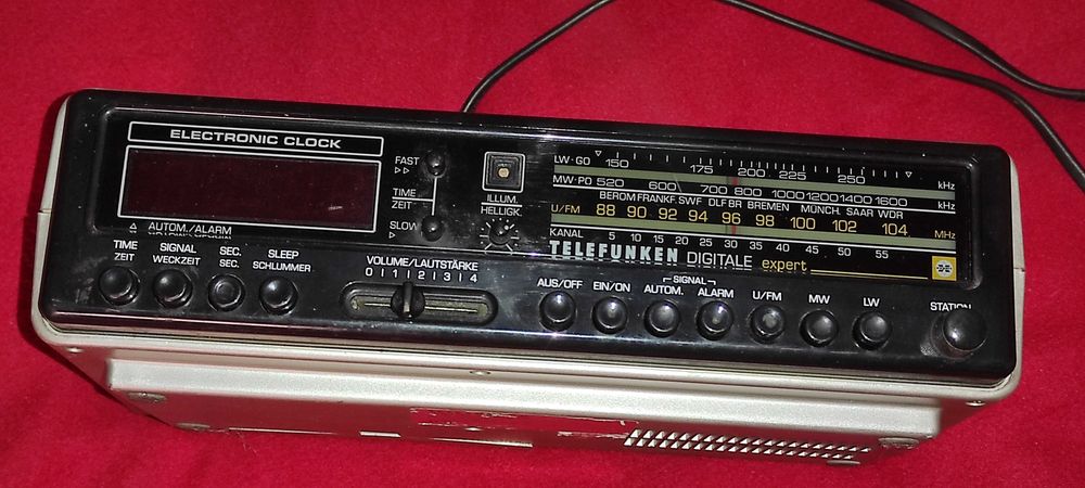 Aparat radio -TELEFUNKEN digital expert din 1974 - il vind ca defect - se aprinde