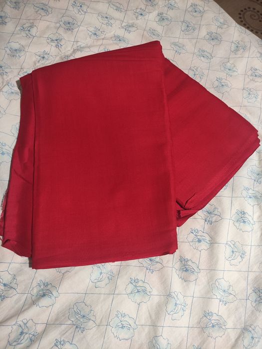 Материал красного цвета х/б