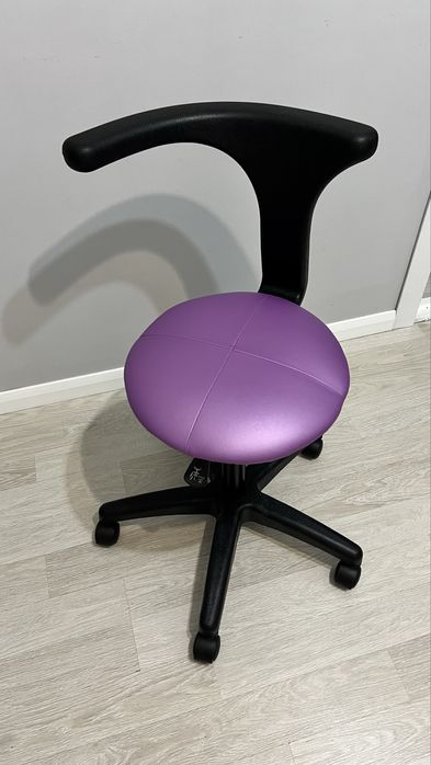 Стул косметолога на колесиках