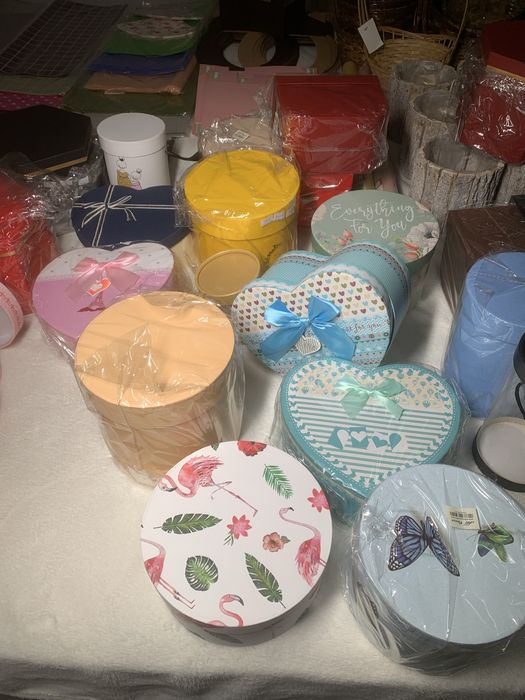 Hartie celofan pt aranjamente florale, burete uscat, cutii diverse