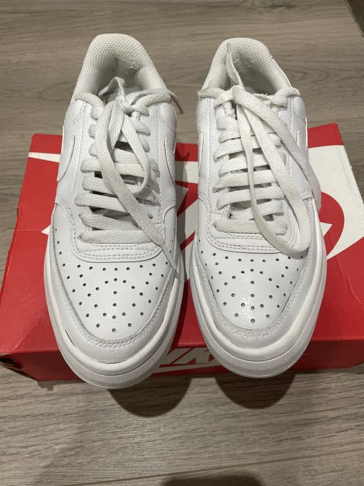 Оригинални бели обувки Nike и на Polo ASSN.