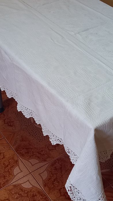Vand 2 fete de masa albe vechi țesute manual cu broderie,nefolosite