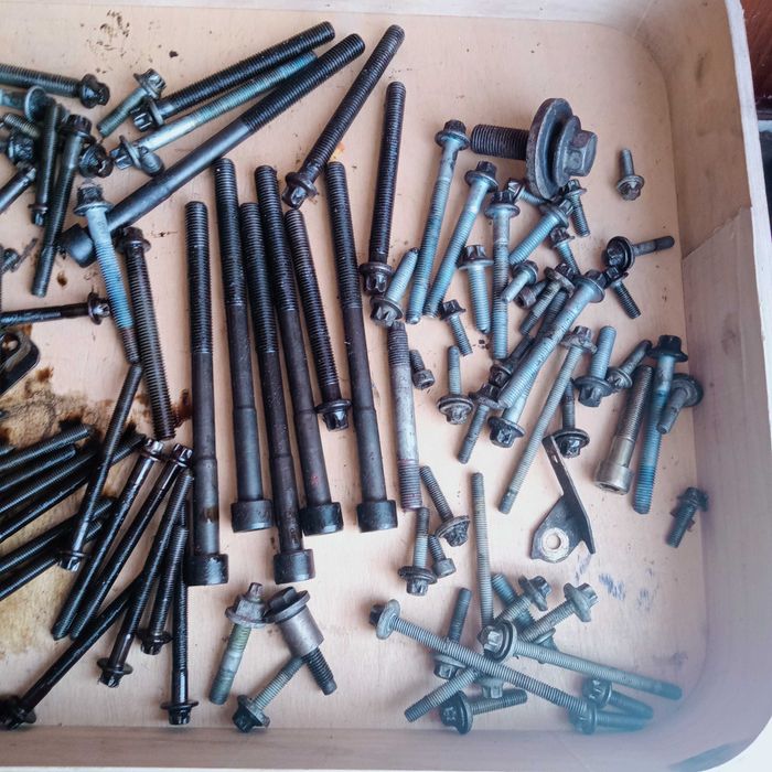 продам болты с двиготеля 112 мерса оригинал