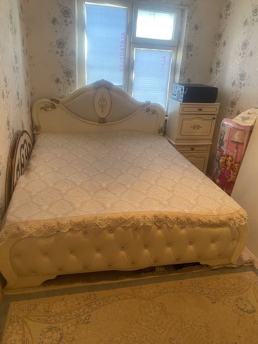 Диван и тумбочка