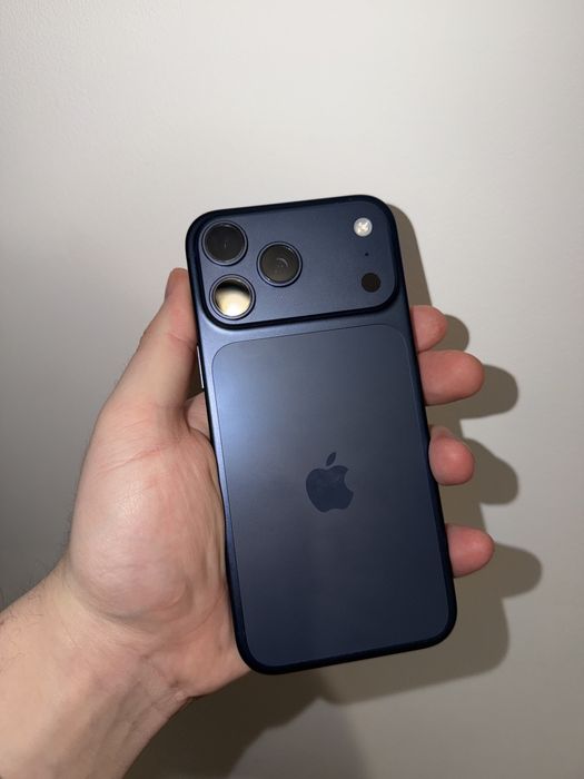 Vând IPhone 17 pro max