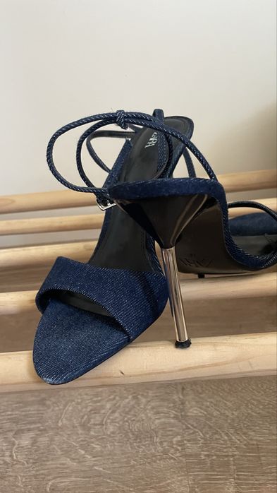 Продавам дънкови сандали на ток ZARA