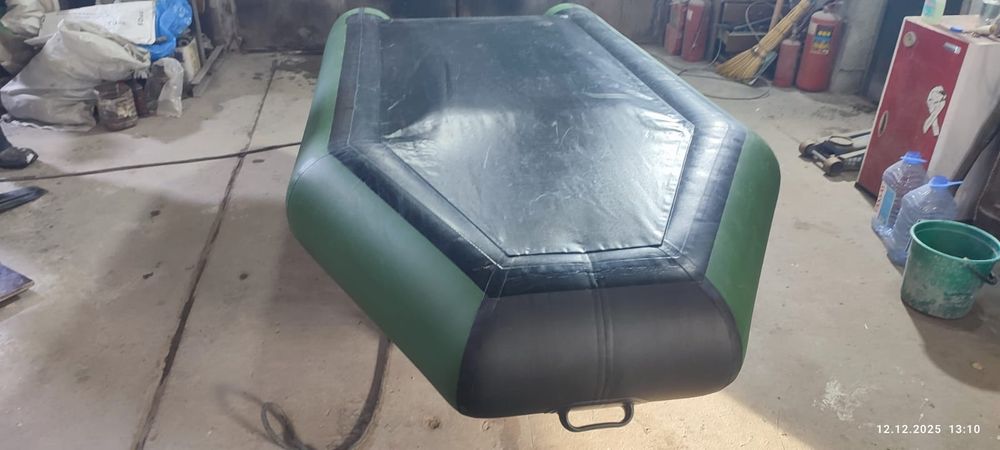 Моторная лодка с двигателем