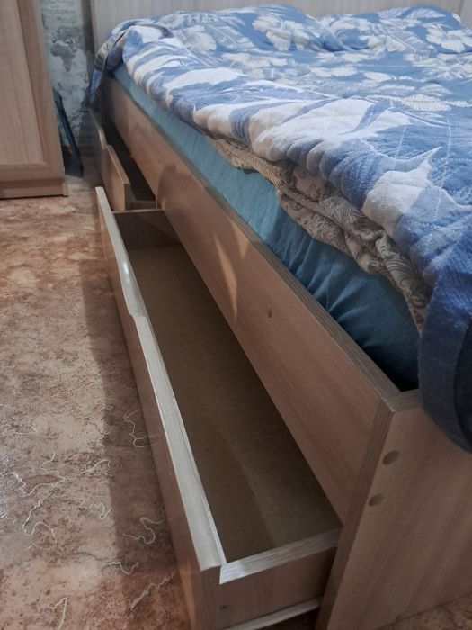 Продам  двуспальная кровать 2×1.60м