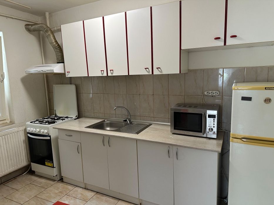 Proprietar Inchiriez garsoniera la etajul 2 in zona piata sud