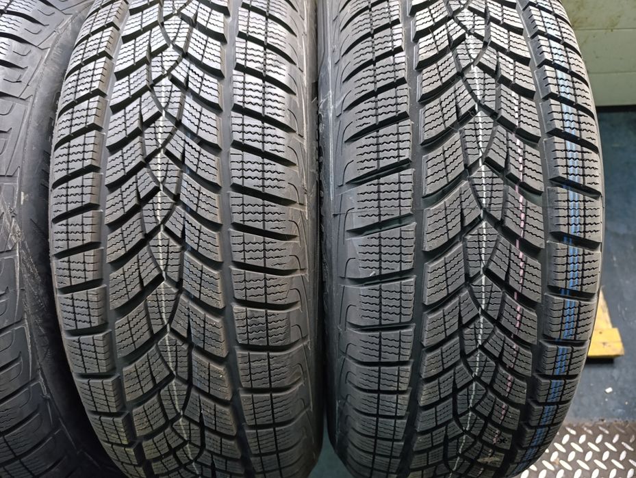 Anvelope de iarnă noi 215 65 17 Goodyear
