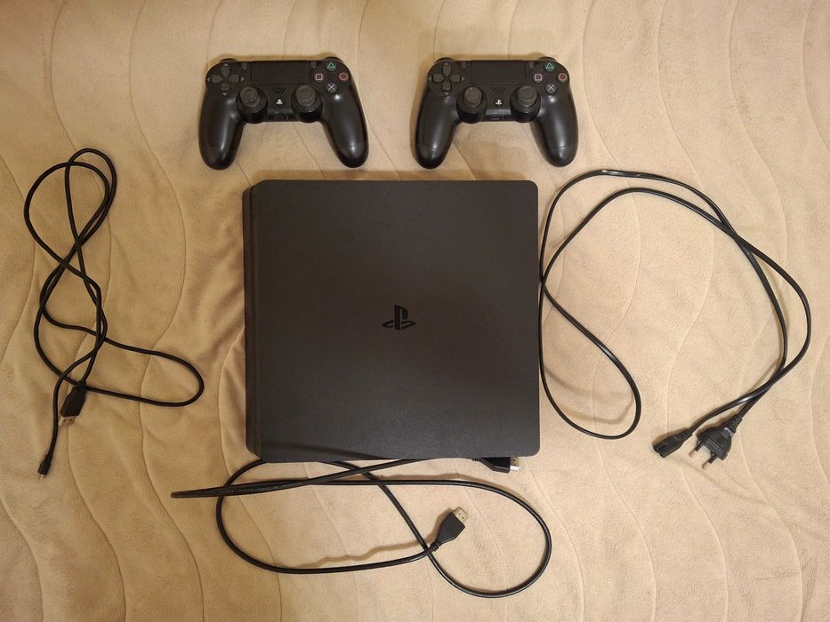 PS4 Slim 1TB с два джойстика - 180 евро  / КАТО НОВ