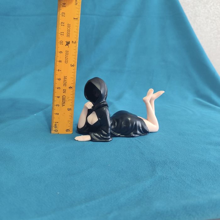 Фигурка - девушка