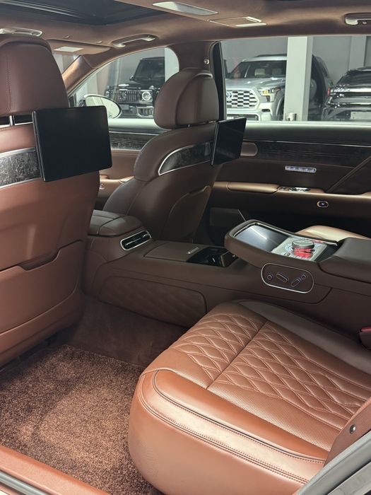 Genesis G90 Limousine