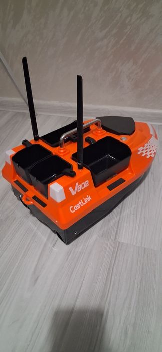 НОВА Лодка за захранка Flytec V802