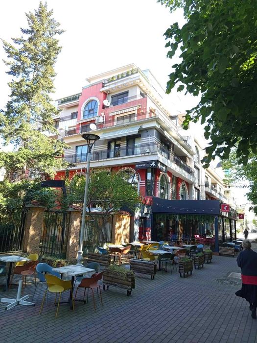 Продава напълно обзаведен апартамент с една спалня в идеалния център