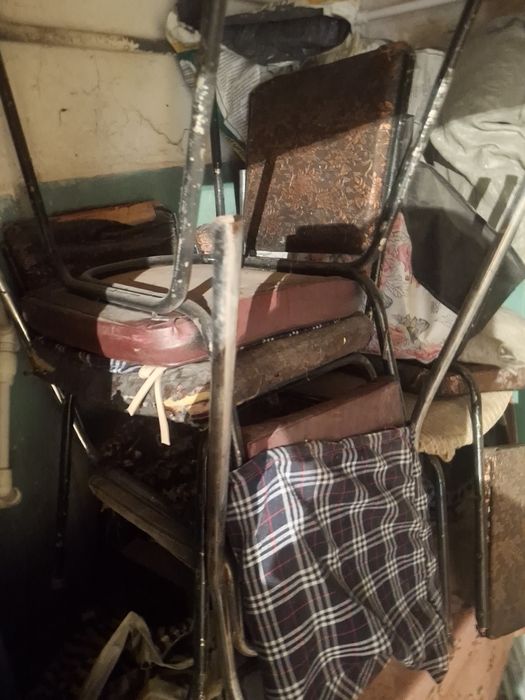 Продам Стулья б/у около 25 шт.