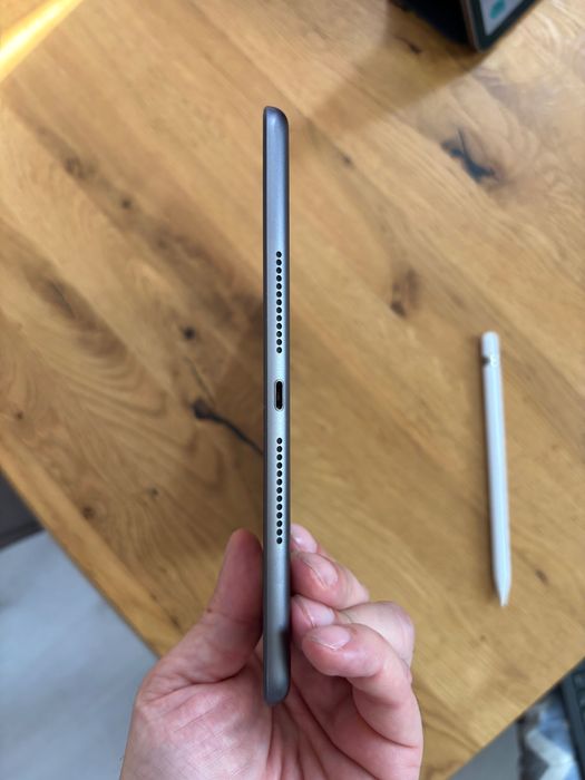 iPad 8th generation 128GB Apple Pencil & Logitech keyboard