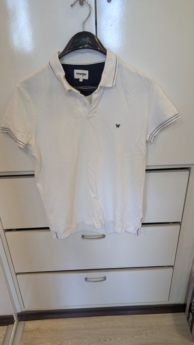 Маркови тениски и синя риза