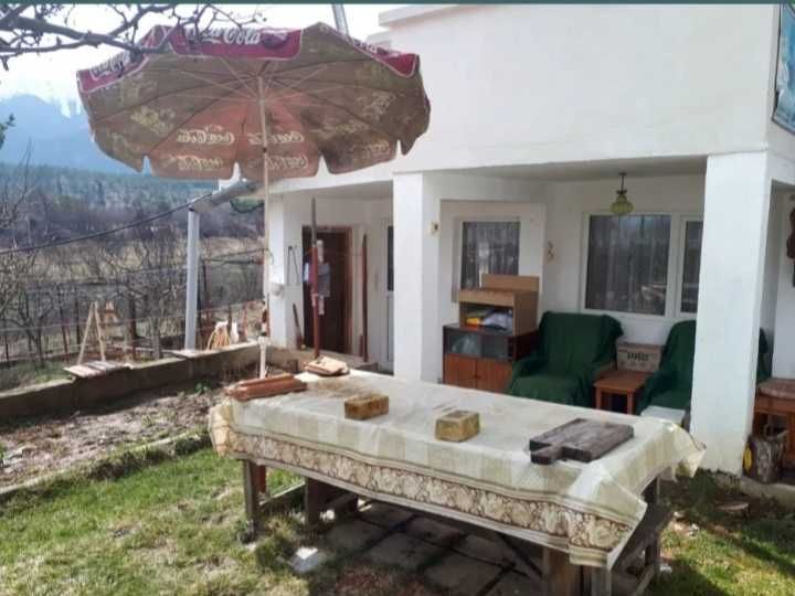 Вила във вилно селище