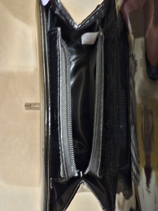 Дамска лачена черна чанта