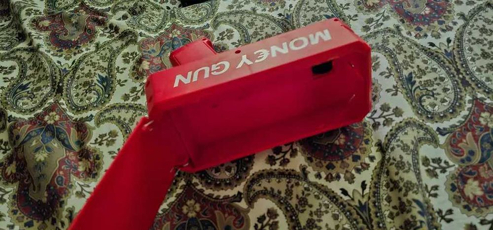 pistol petrecere arunca bani sau pliante