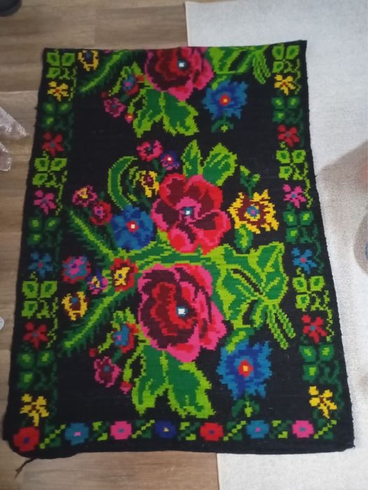 Covoare traditionale tesute manual din lana