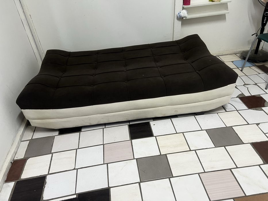 Диван сатылады. 1 ай ұсталған, еш жері бұзылмаған. Ұзынағашта тұр. 2 м
