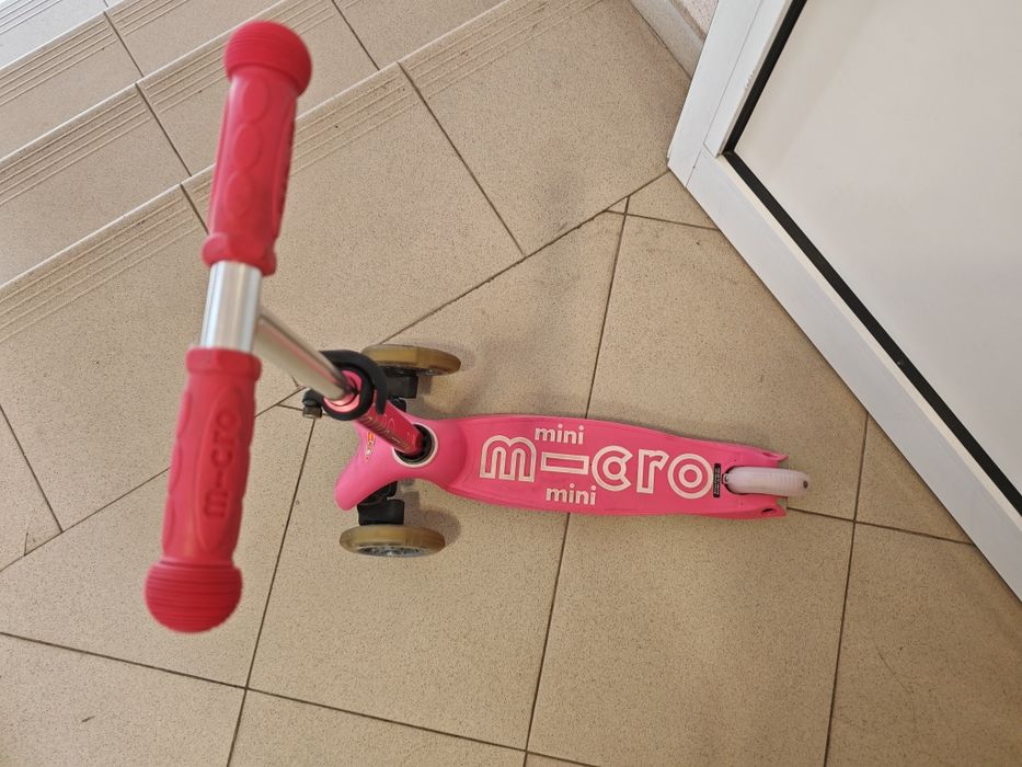 Micro Mini тротинетка със светещи гуми